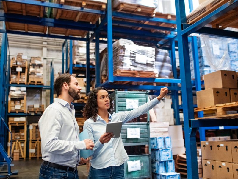 Verificación de inventario físico complementado con análisis predictivo Gestores de inventario realizando conteo físico y revisión de stock en almacén.