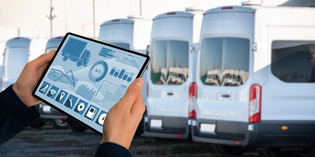 Gestor de flotas analizando en tablet un dashboard predictivo de indicadores de vehículos.