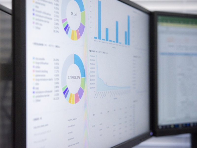 Caída de paradas en QuickSight gracias a sensores IIoT Dashboard de Amazon QuickSight que muestra la reducción de paradas no planificadas después de instalar sensores IIoT de vibración y termografía.
