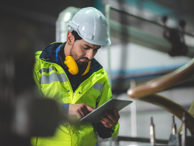 Revisión de backlog técnico en equipo crítico Supervisor de mantenimiento verifica parámetros en un equipo con backlog acumulado desde su tablet.