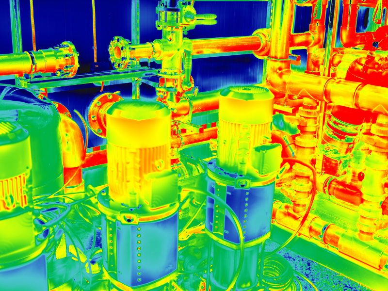 Termografía IIoT de motores eléctricos en operación Imagen termográfica de motores eléctricos donde se aprecian zonas calientes detectadas por sensores IIoT.